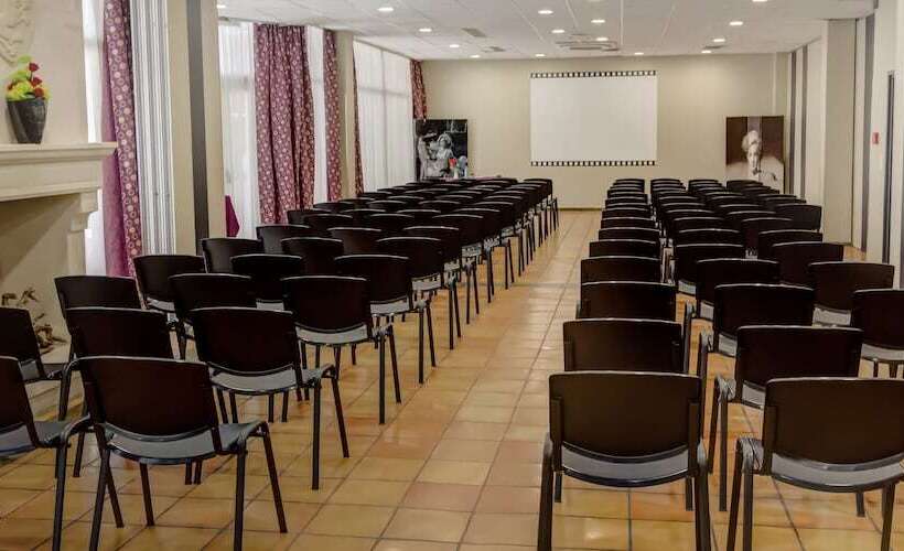 فندق Arles Plaza