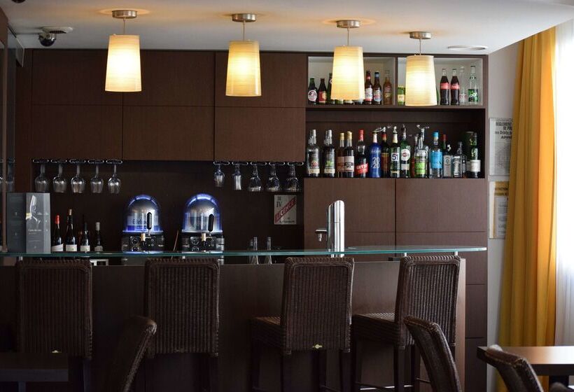 Отель Kyriad Grenoble Centre