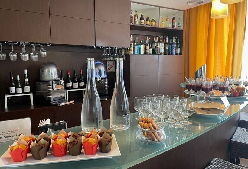 Отель Kyriad Grenoble Centre