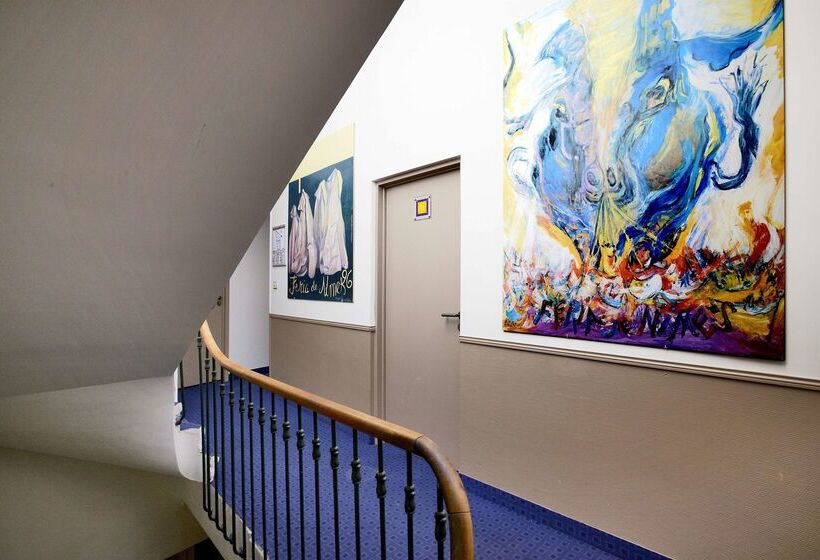 هتل Kyriad Nimes Centre