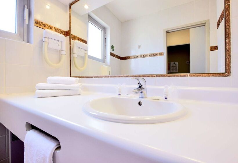 هتل Kyriad Nimes Centre