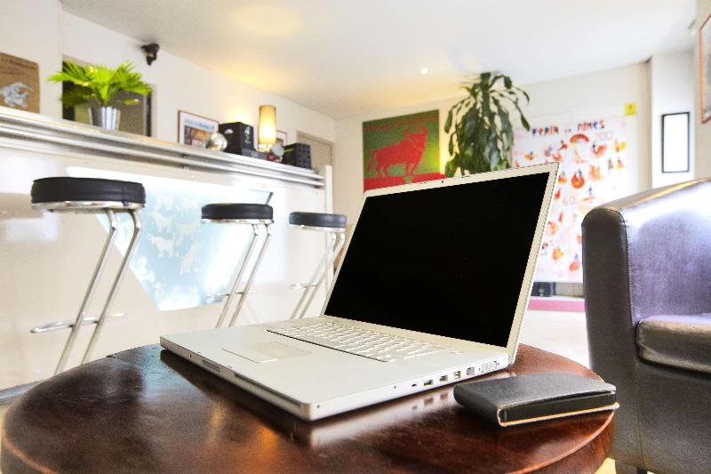 هتل Kyriad Nimes Centre