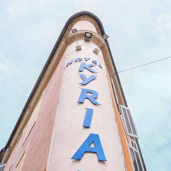 هتل Kyriad Nimes Centre