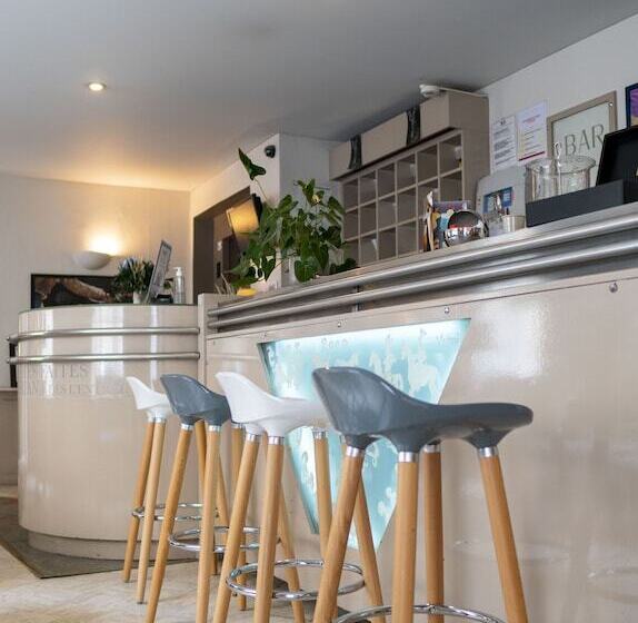 هتل Kyriad Nimes Centre