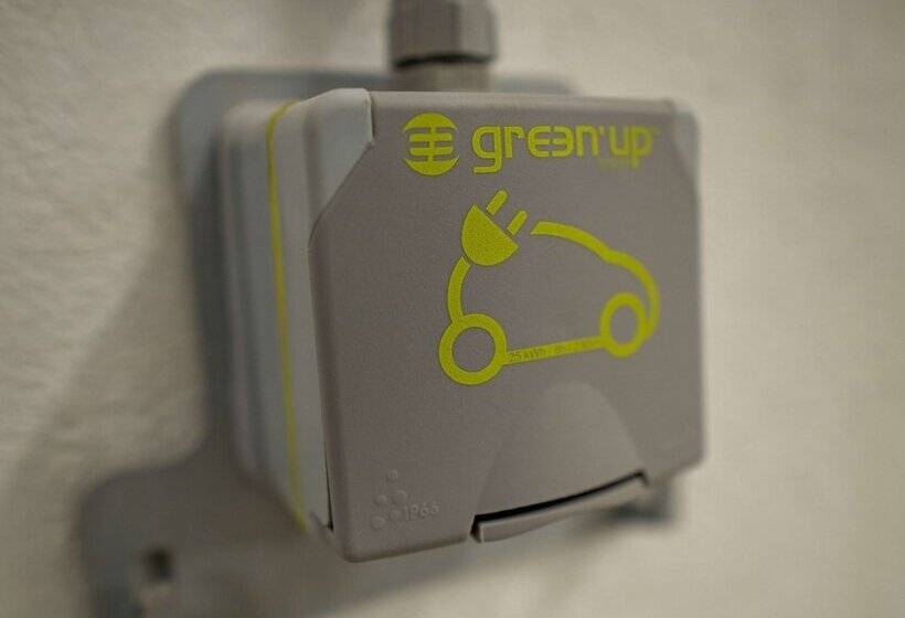 هتل Kyriad Nimes Centre