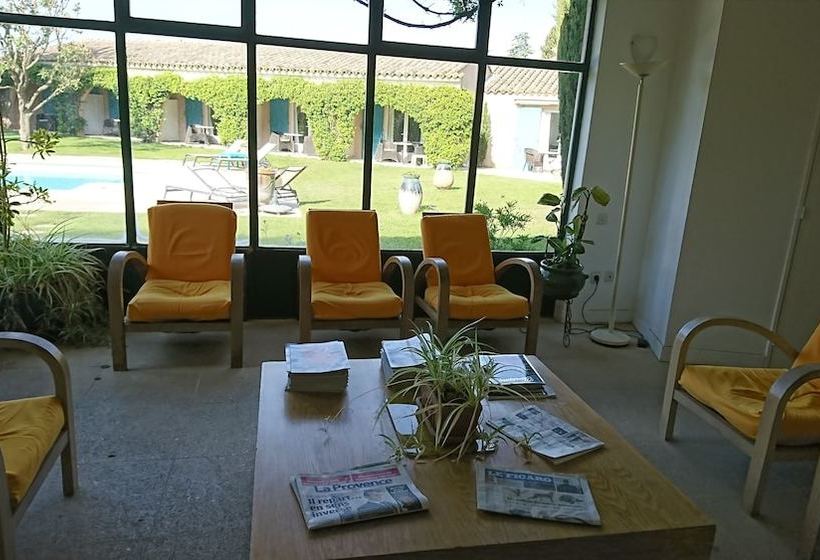 Отель Le Pré Des Baux