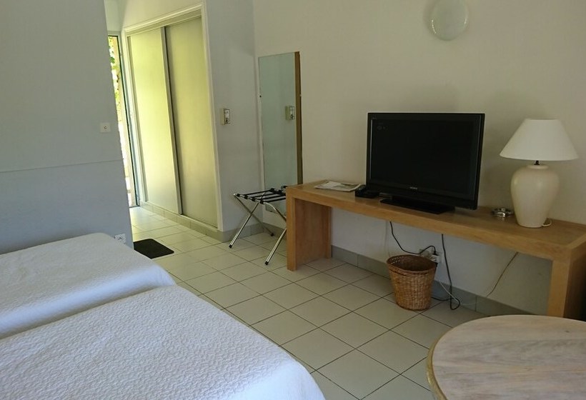 Отель Le Pré Des Baux