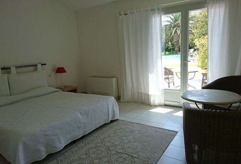 Отель Le Pré Des Baux