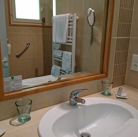 Отель Le Pré Des Baux