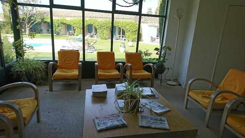 Отель Le Pré Des Baux