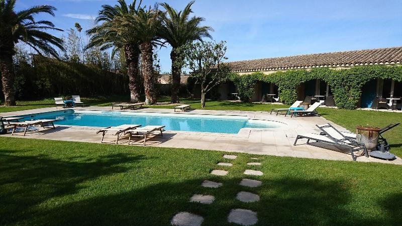 Отель Le Pré Des Baux