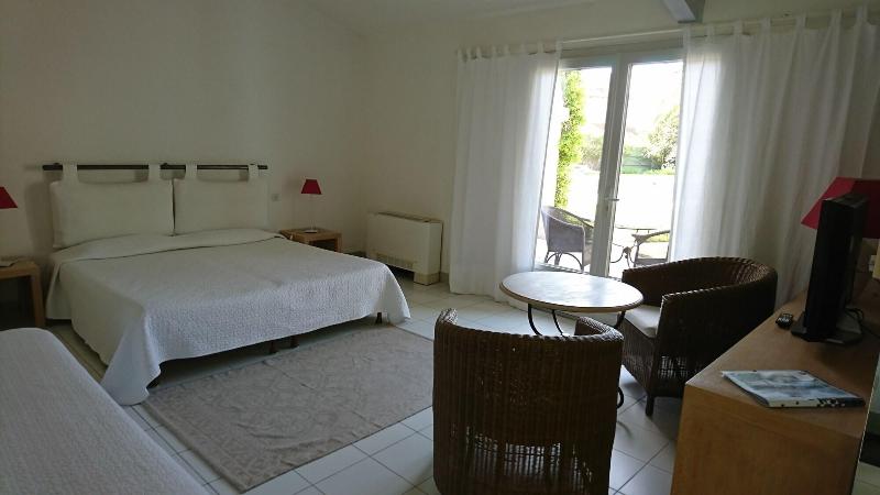 Отель Le Pré Des Baux