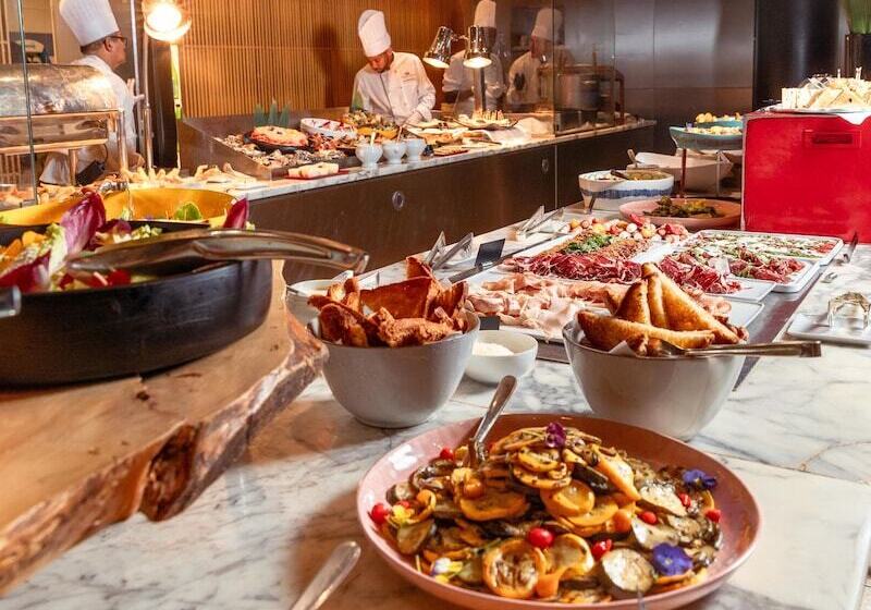 בית מלון כפרי Le Royal Monceau  Raffles Paris