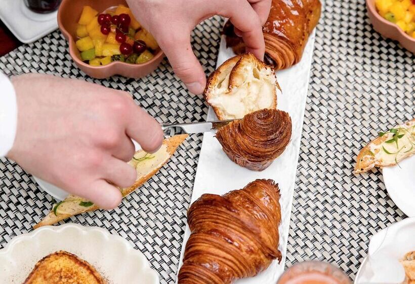 בית מלון כפרי Le Royal Monceau  Raffles Paris