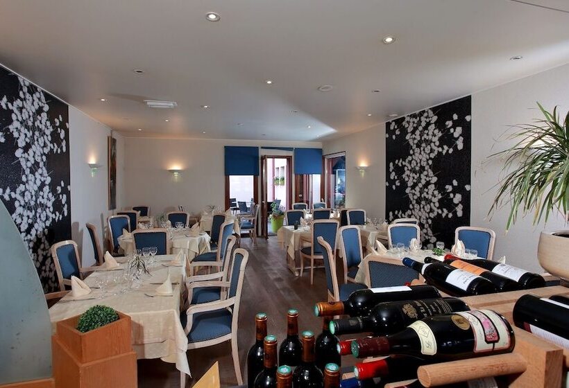 ホテル Logis Le Luth