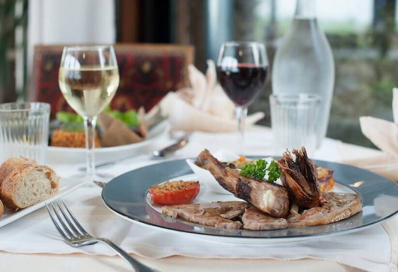 Отель Manoir De La Roche Torin, The Originals Relais