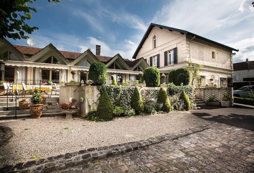 Отель Hôtel & Restaurant Le Relais D Aumale