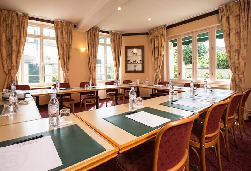 Отель Hôtel & Restaurant Le Relais D Aumale