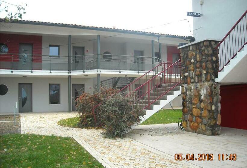 Logis Hotels   Hôtel Et Restaurant Le Relais Des Garrigues