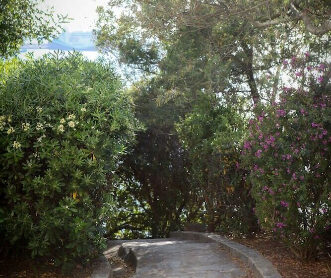 Отель Roc E Mare