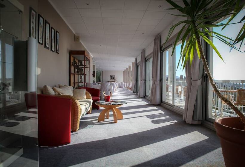 Отель Roc E Mare