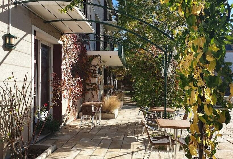 فندق Logis Hôtel Saint Cyr