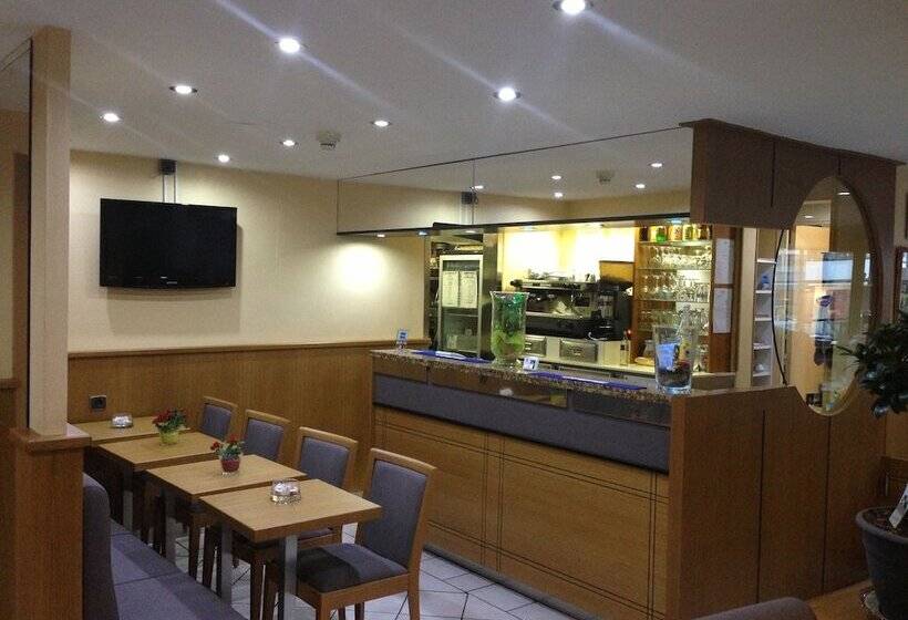 Отель The Originals City, Hôtel Galaxie, Nice Aéroport