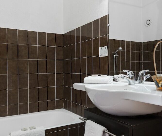 Отель The Originals City, Hôtel Galaxie, Nice Aéroport