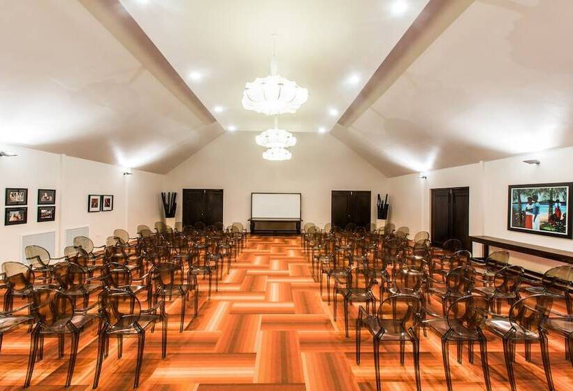 Musket Cove Island Resort