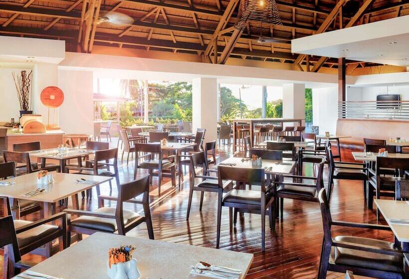 منتجع Novotel Nadi