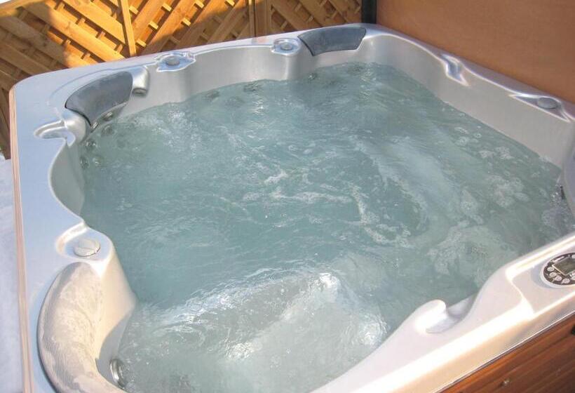 Ashleigh House   Hot Tub, Snooker Table, Sleeps 24