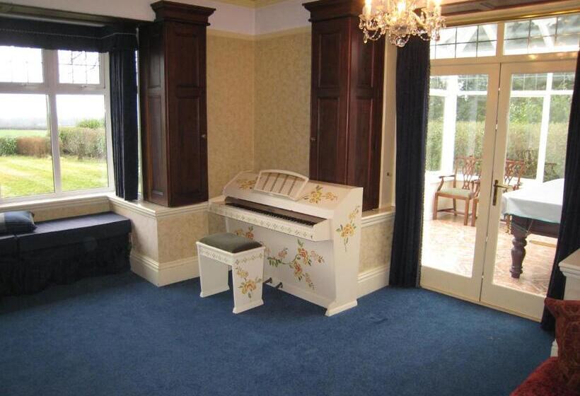 Ashleigh House   Hot Tub, Snooker Table, Sleeps 24