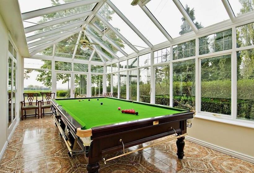Ashleigh House   Hot Tub, Snooker Table, Sleeps 24