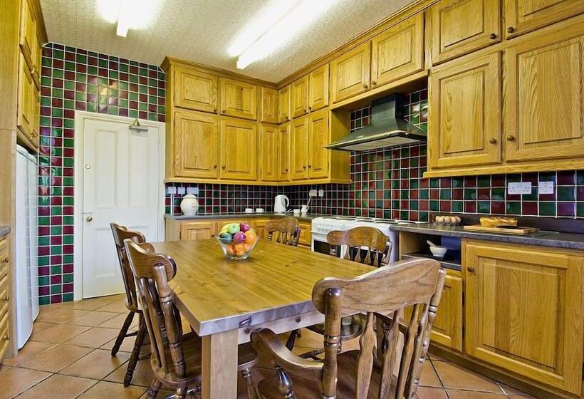 Ashleigh House   Hot Tub, Snooker Table, Sleeps 24