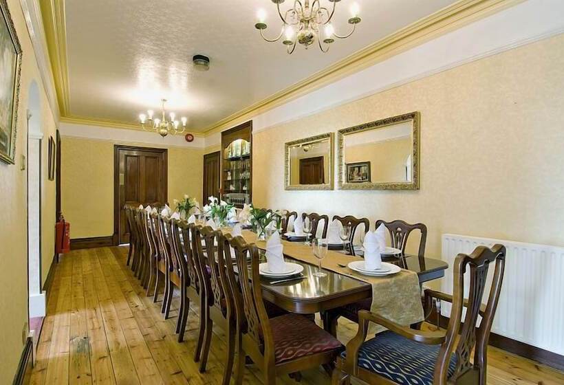 Ashleigh House   Hot Tub, Snooker Table, Sleeps 24