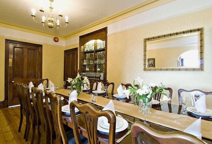 Ashleigh House   Hot Tub, Snooker Table, Sleeps 24