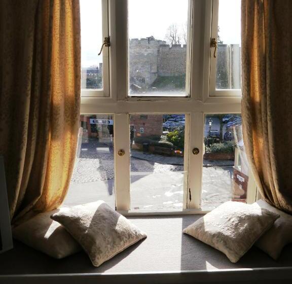 Castle Hotel & Apartments