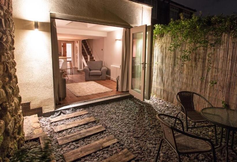 Castle Hotel & Apartments