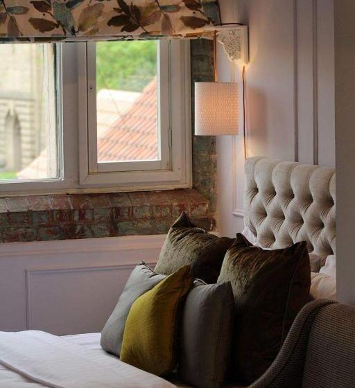 Castle Hotel & Apartments