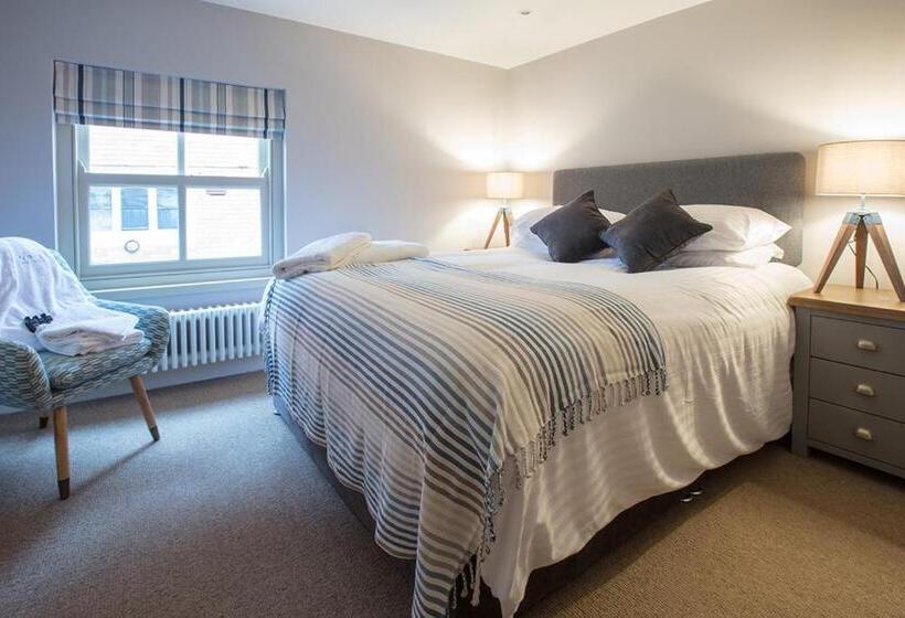 Castle Hotel & Apartments