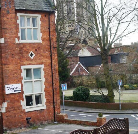 Castle Hotel & Apartments