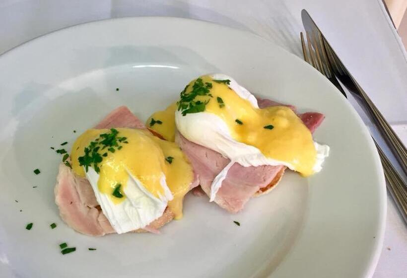 Castle Hotel & Apartments