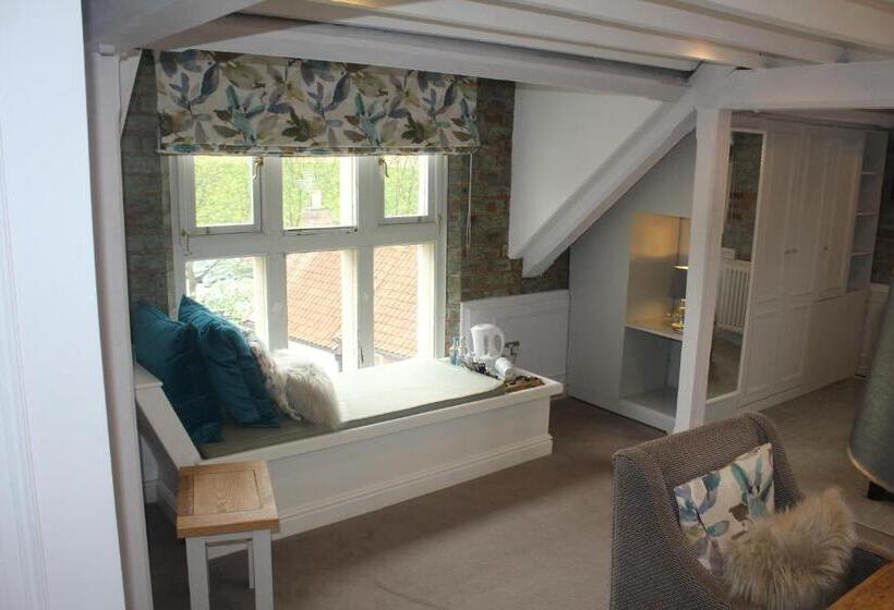 Castle Hotel & Apartments