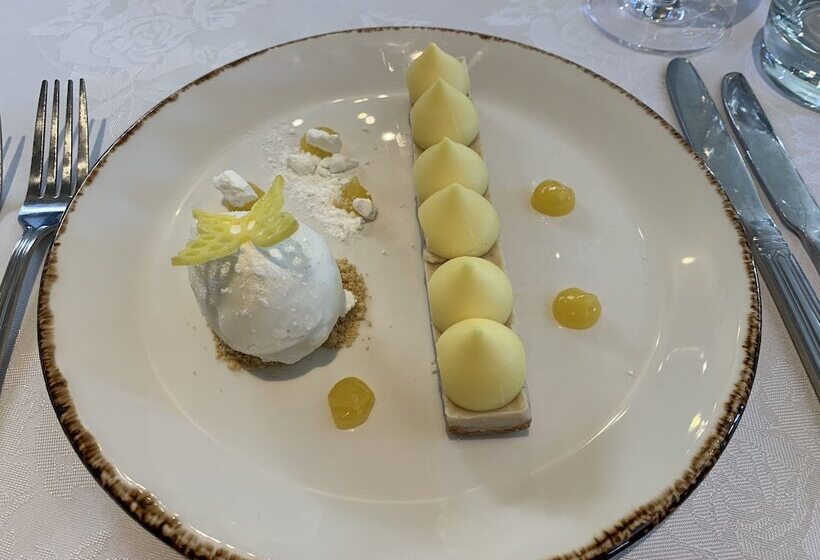 Отель Avisford Park