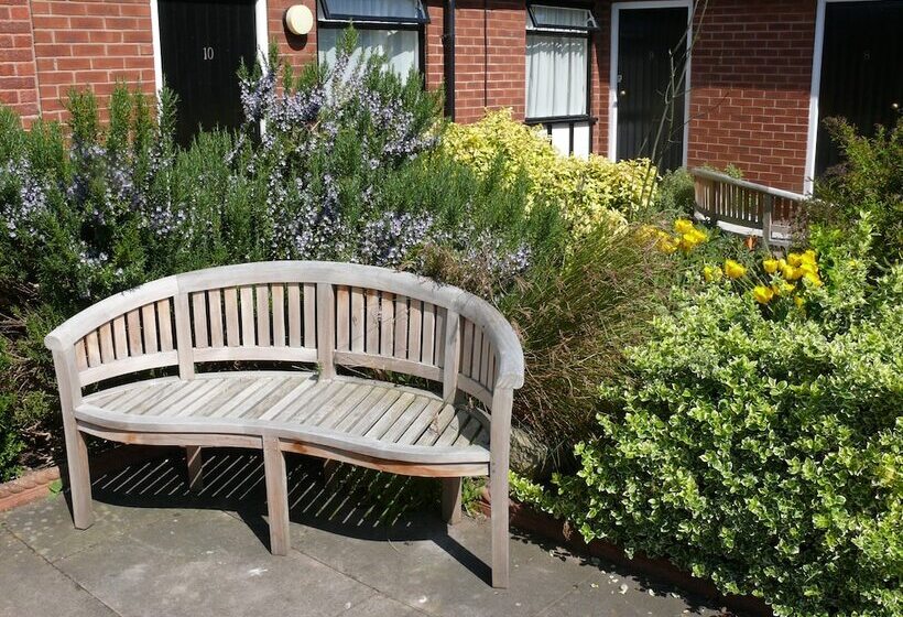 Отель The Chester Court