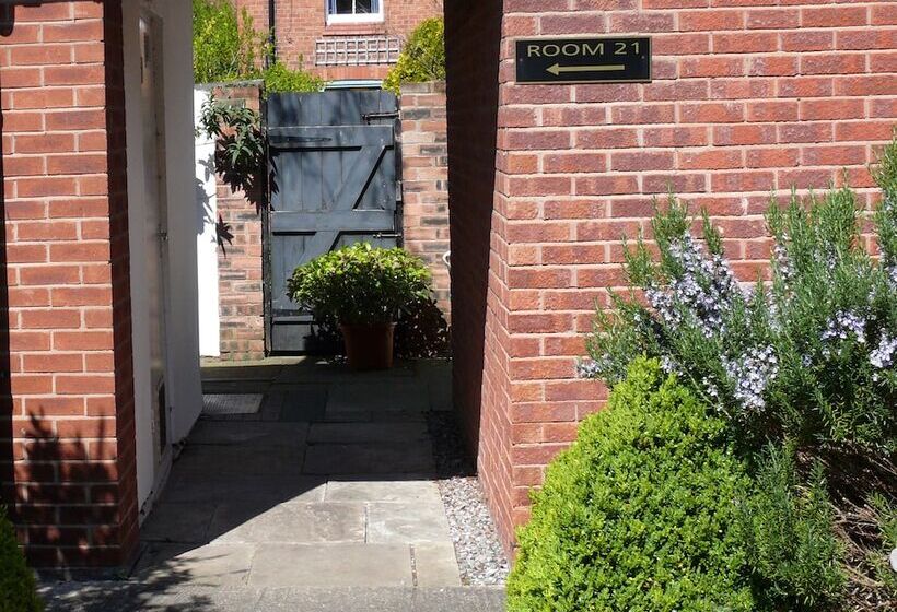 Отель The Chester Court