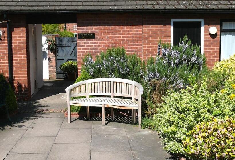 Отель The Chester Court