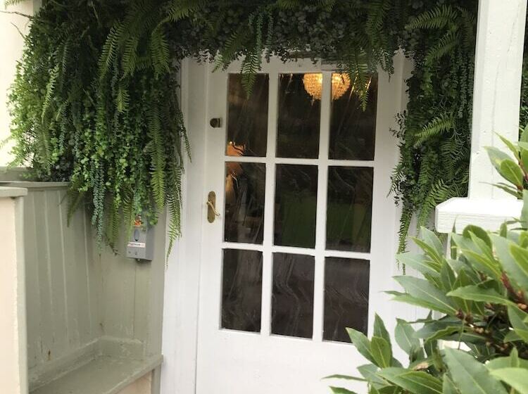 فندق Combe House