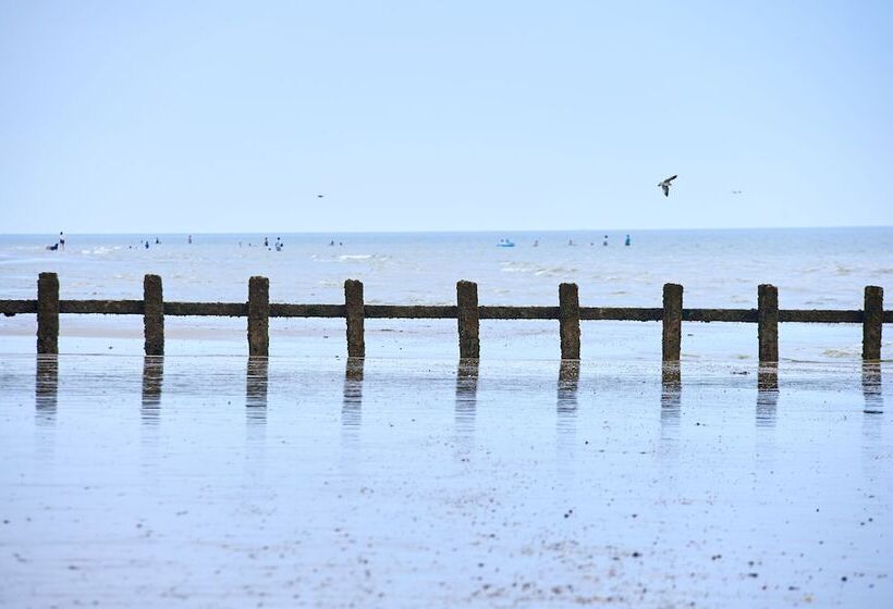 Отель The Relais Cooden Beach