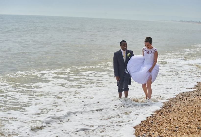 Отель The Relais Cooden Beach